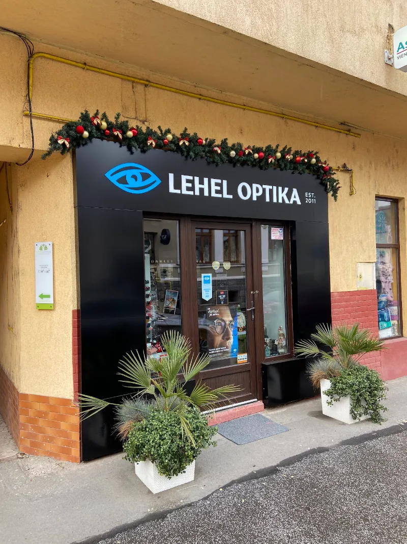 A Bethlen Gábor utca 13. szám alatti Lehel Optika portálja