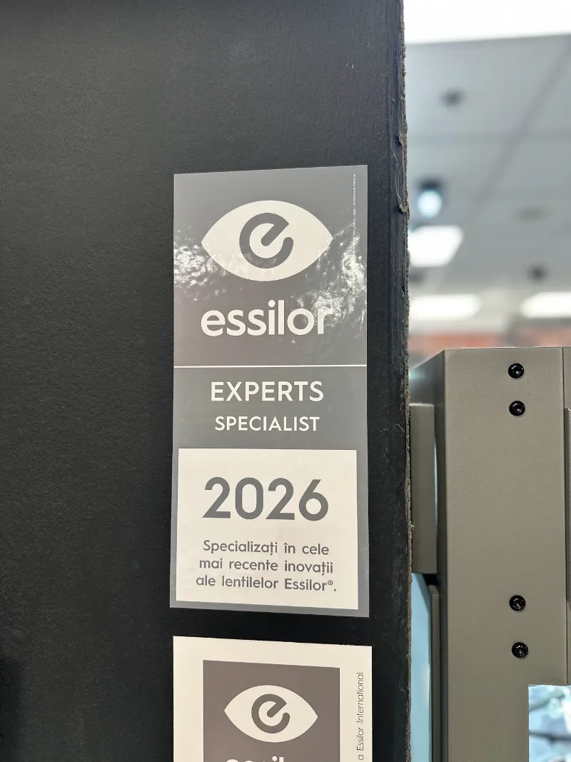 Essilor Experts Specialist 2026 matrica a Lehel Optika ajtaján