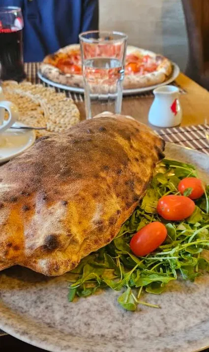 Calzone rukkolával és paradicsommal