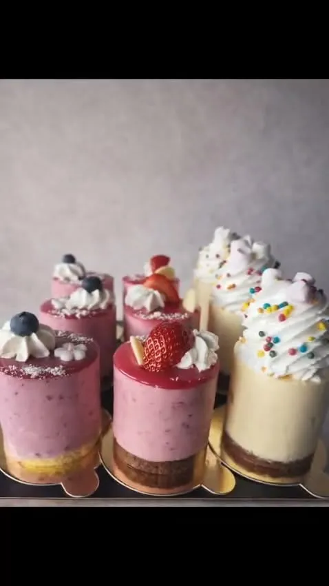 Mini torták tejszínhabbal és gyümölccsel