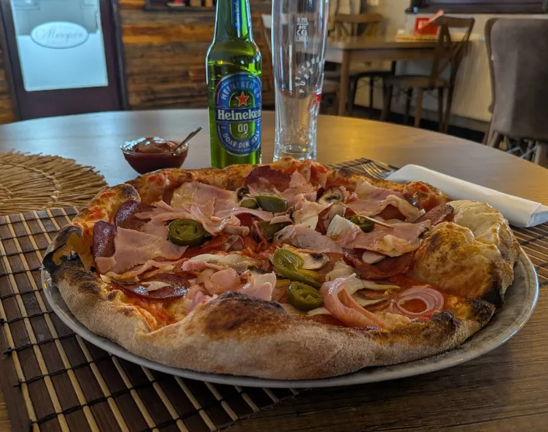 Sonkás-jalapeñós pizza az asztalon
