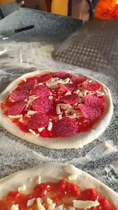 Szalámis pizza, kemencébe menet