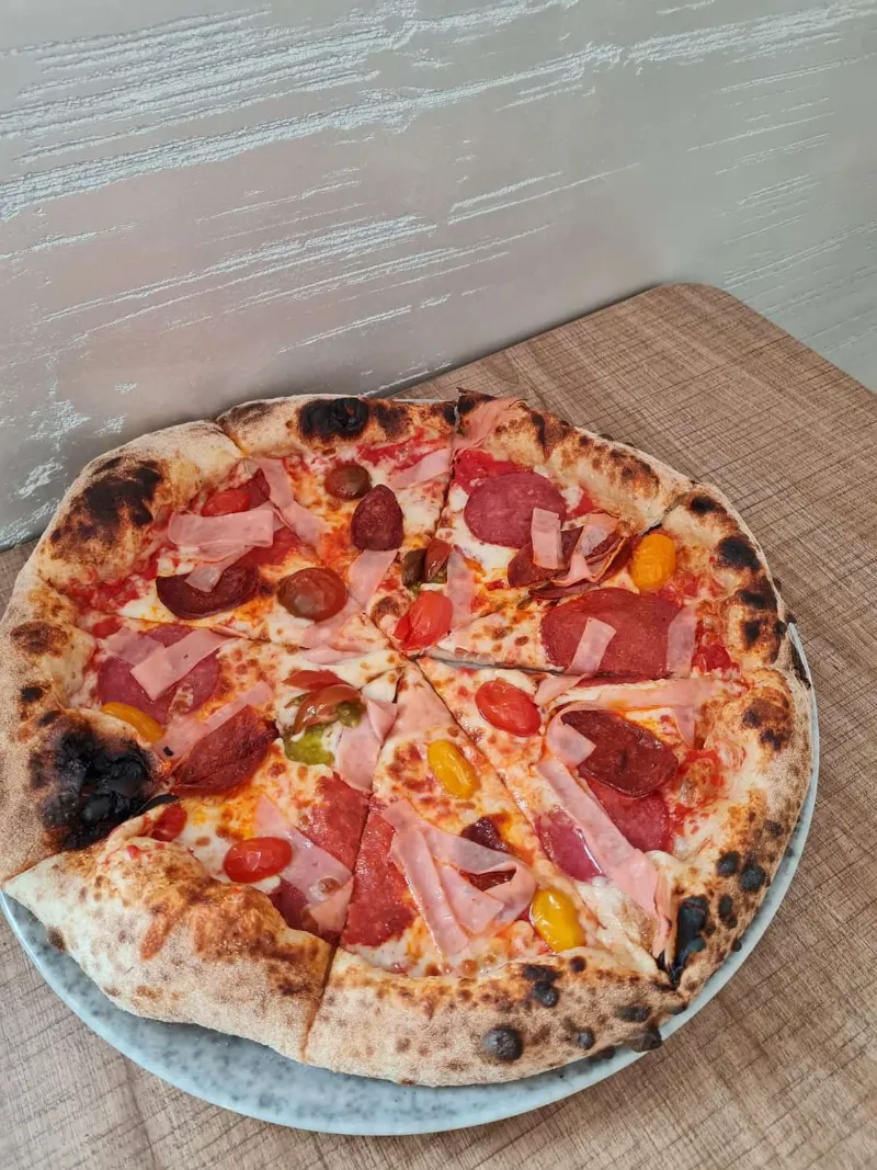 Vegyes pizza leopárdpöttyös szélekkel