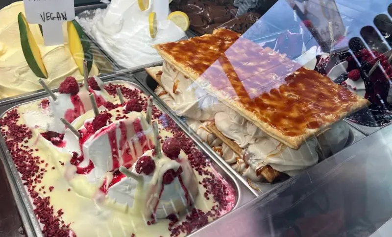 Szeletes sütemények a vitrinben
