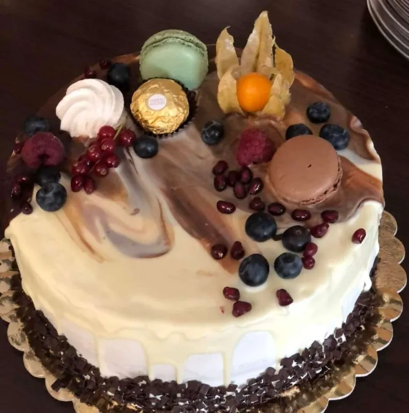 Gyümölcsös-tejszínes torta makronnal és áfonyával